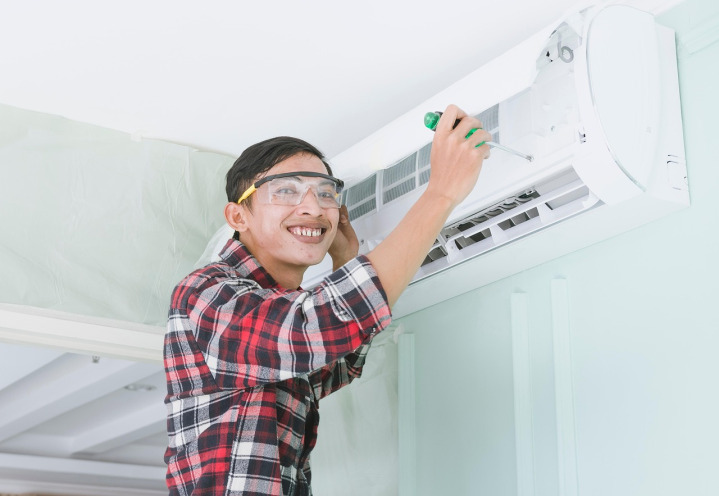 hvac technician repair air conditioner